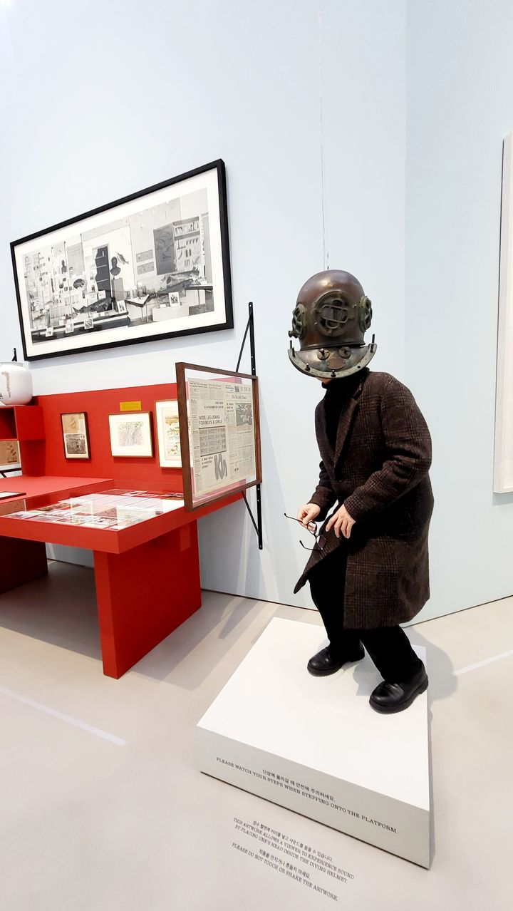 [사진=박현주미술전문기자]'우리는 끊임없이 다른 강에 스며든다' 던져지는 서사에 선보인 나현의 '잠수'작품. 강철로 만든 모자를 써볼 수 있다. 이야기 소리가 들린다. *재판매 및 DB 금지