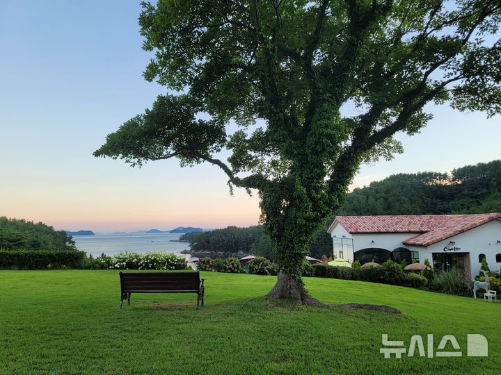 [창원=뉴시스]경상남도 민간정원인 통영 물빛소리정원.(사진=경남도 제공) 2025.03.05. photo@newsis.com