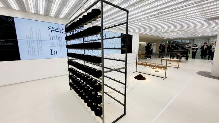 [사진=박현주미술전문기자]'던져지는 서사'에 전시된 권은비의 '폐허의 잔해로 직조한 시'. 피아노에서 시작되는 직조된 실들은 기록되지 못한 재난의 단면을 발굴하며 반복되는 재난의 역학에 예술이 어떻게 저항할 수 있을지 탐구한다. *재판매 및 DB 금지