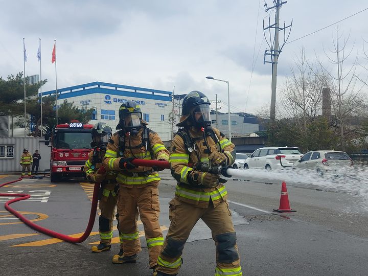 [광주=뉴시스] 광주 남부소방서는 소방공무원들의 소방활동 현장에 대한 대응능력 향상을 위해 팀 단위 소방전술능력 평가를 실시한다고 5일 밝혔다. (사진 = 광주 남부소방서 제공) 2025.03.05. photo@newsis.com *재판매 및 DB 금지