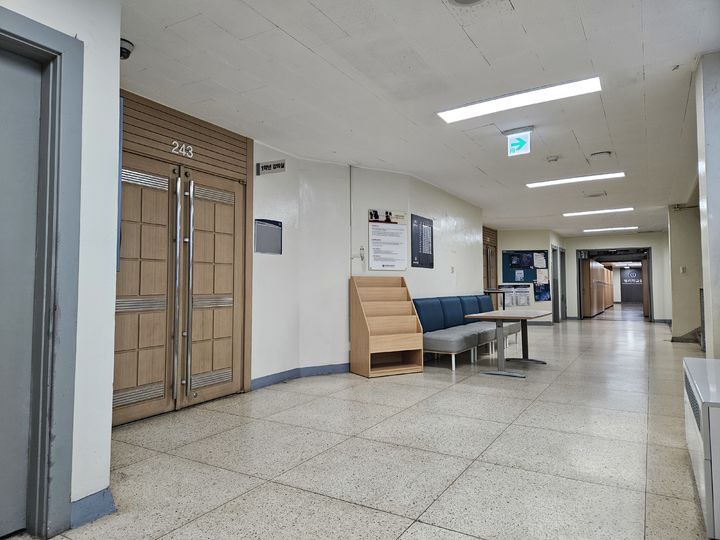 [서울=뉴시스] 이태성 기자=5일 오전 찾은 서울 서대문구 연세대 의과대학의 모습. 수업 중인 강의실 앞이 한산하다. 2025.03.05. victory@newsis.com *재판매 및 DB 금지