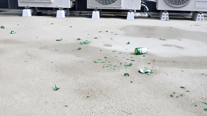 어린 아이들이 사업장에 쓰레기를 무단투기해 스트레스를 받는다는 사연이 전해졌다. (사진='아프니까 사장이다' 갈무리) *재판매 및 DB 금지