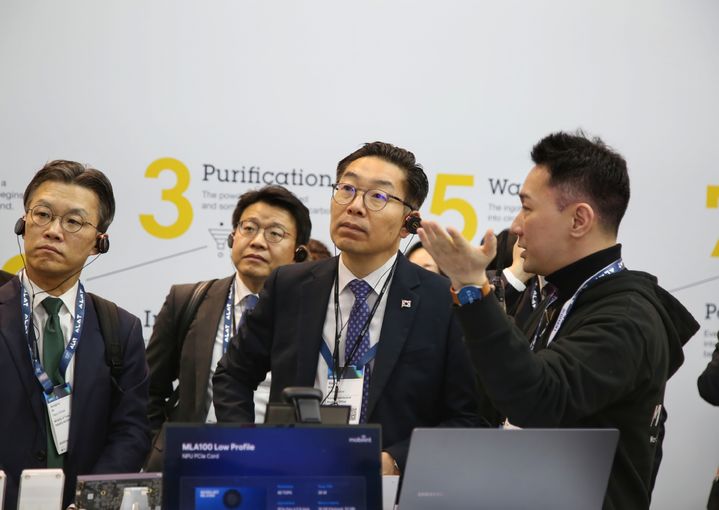 [바로셀로나=뉴시스] 스페인 바로셀로나에서 열리는 'MWC 2025' 행사장을 찾은 김완기 특허청장이 기업관계자들과 첨단기술 분야 해외지재권 보호 강화방안에 대해 의견을 나누고 있다.(사진=특허청 제공) *재판매 및 DB 금지