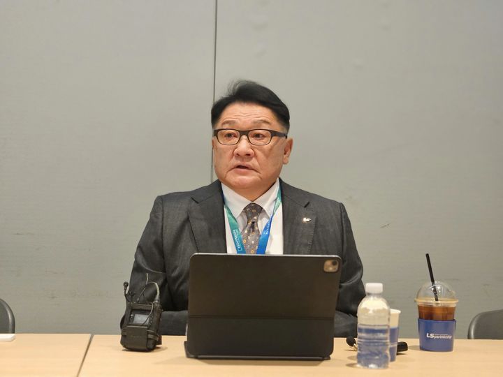 [서울=뉴시스] 구자균 LS일렉트릭 회장이 5일 오전 서울 강남 코엑스에서 열린 국내 최대 배터리 산업 전시회 인터배터리에 참석해 취재진 질문에 답하고 있다. (사진=공동취재단) 2025.3.5. photo@newsis.com *재판매 및 DB 금지