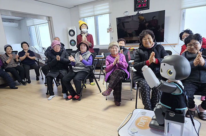 한 경로당에서 AI돌봄로봇이 트로트 노래를 부르자 경로당 회원들이 박수를 치며 즐거워하고 있다.(사진=뉴시스) *재판매 및 DB 금지