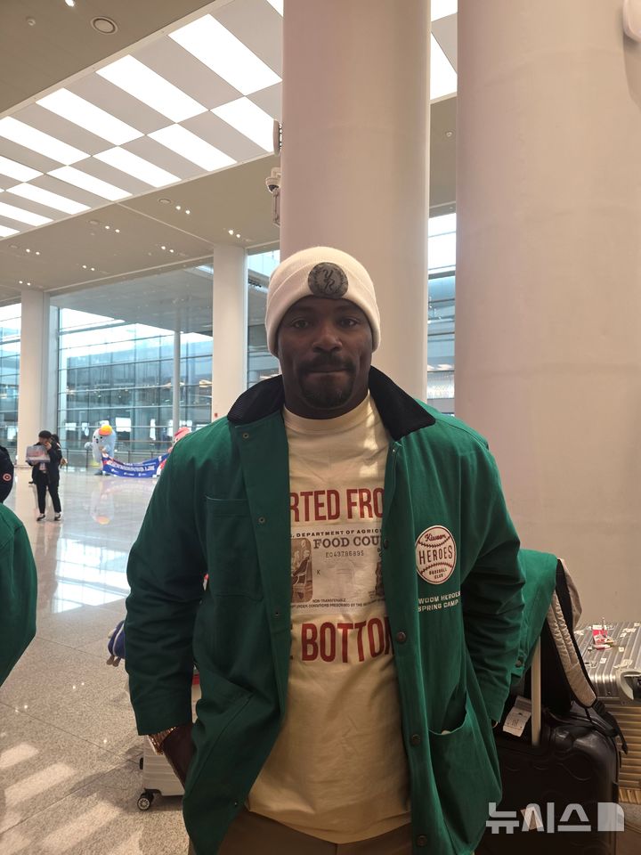 [인천공항=뉴시스] 김희준 기자 = 키움 히어로즈의 야시엘 푸이그가 대만 가오슝에서 진행된 2차 스프링캠프를 마치고 5일 인천공항을 통해 귀국한 뒤 인터뷰를 하고 있다. 2025.03.05jinxijun@newsis.com