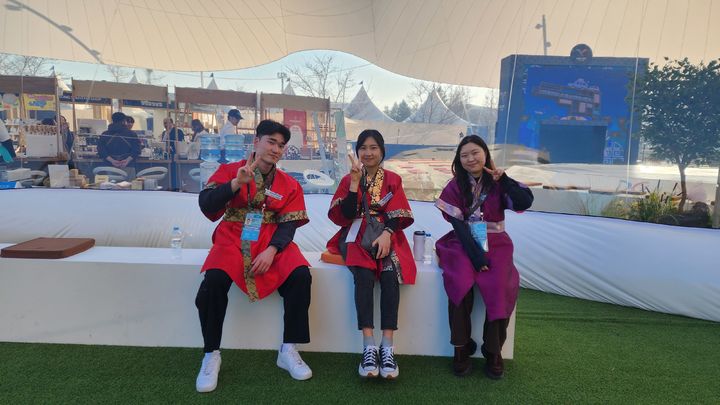 [안동=뉴시스] 아시아태평양경제협력체(APEC) 제1차 고위관리자회의 자원봉사자들. (사진=경북도 제공) 2025.03.05. photo@newsis.com *재판매 및 DB 금지