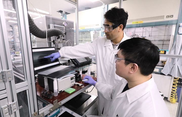 [대전=뉴시스] 화역연구원 이상구 박사팀이 수소불화에테르를 자체생산할 수 있는 기술을 개발했다. 연구진이 특수 첨가제를 반영한 전기화학불소화 실험을 통해 제조된 중간체를 분석하고 있다.(사진=화학연구원 제공) *재판매 및 DB 금지