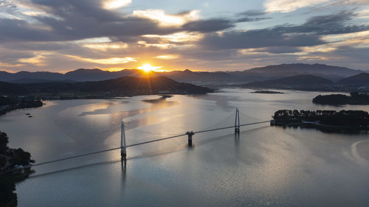 [홍성=뉴시스] 충남 논산시 탑정호 출렁다리 모습. *재판매 및 DB 금지