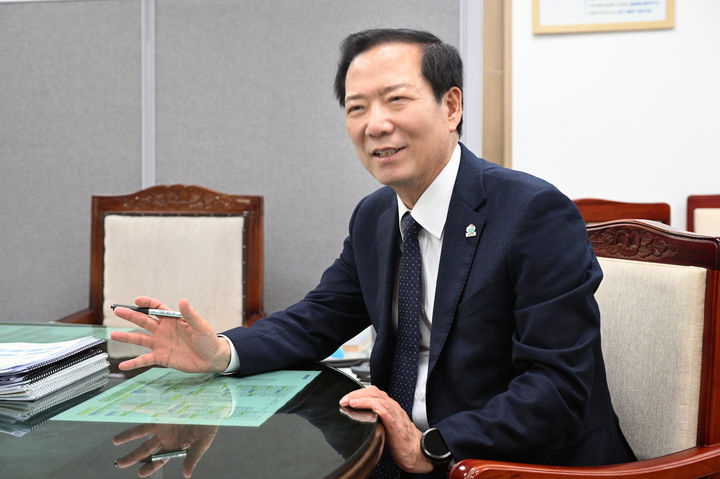 [거창=뉴시스] 5일 구인모 거창군수가 지방소멸관련 뉴시스와의 인터뷰를 하고 있다.(사진= 거창군 제공) 2025. 03. 05. shw1881@newsis.com *재판매 및 DB 금지 *재판매 및 DB 금지