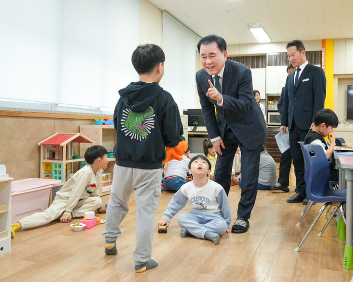 [홍성=뉴시스] 김지철 충남교육감이 2025학년도 신학기 늘봄학교 현장 점검을 벌이면서 한 아동과 대화를 나누고 있다. (사진=뉴시스 DB). photo@newsis.com *재판매 및 DB 금지