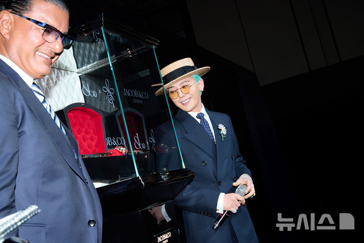 [서울=뉴시스]지드래곤이 제이콥앤코(JACOB&CO.)와 협업한 한정판 시계. (사진 = 제이콥앤코 제공)