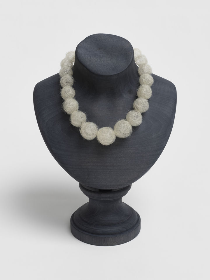 Mona Hatoum Hair Necklace (silver) 2025 (medium res). 모나 하툼의 빠진 머리카락을 정성스레 모아 두었다가 구슬 형태로 굴려 만든 헤어 네크리스. *재판매 및 DB 금지