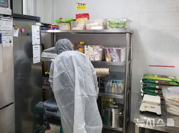 [광명=뉴시스]광명시 어린이 기호식품 전담관리원이 어린이집 집단급식소에서 위생 점검을 하고 있다.(사진=광명시 제공)2025.03.05.photo@newsis.com