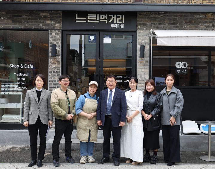 [서울=뉴시스]박성효(가운데) 소상공인시장진흥공단 이사장이 5일 광주 1913송정역시장에서 청년상인들과 간담회를 가졌다.(사진=소상공인시장진흥공단 제공) 2025.03.05. photo@newsis.com *재판매 및 DB 금지