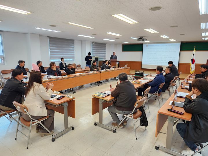 5일 조안면사무소에서 열린 상수원 규제 개선 헌법소원 관련 주민간담회에서 남양주시 관계자들이 주민들에게 헌법소원심판 진행 경과를 설명하고 있다. (사진=남양주시 제공) photo@newsis.com *재판매 및 DB 금지