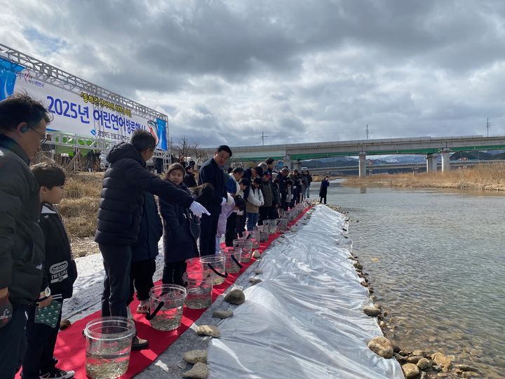 [안동=뉴시스] 5일 울진군 왕피천에서 어린 연어 방류행사가 진행되고 있다. (사진=경북도 제공) 2025.03.05. photo@newsis.com *재판매 및 DB 금지