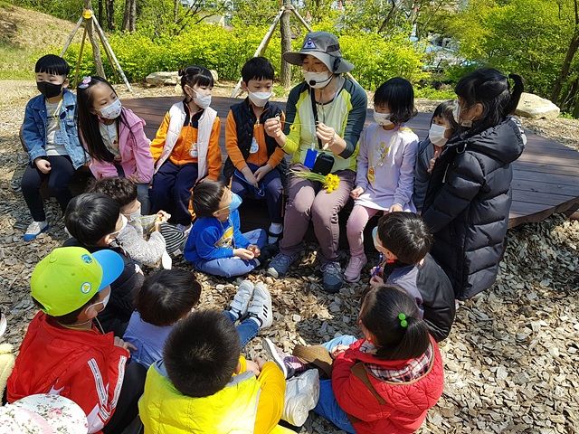 [정읍=뉴시스] 지난해 정읍사공원 유아숲체험원 자연체험교육에 참여한 어린이들이 관계자로부터 식물의 생김새와 구조에 대해 배우고 있다. *재판매 및 DB 금지