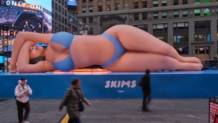 [서울=뉴시스] 킴 카다시안 브랜드 SKIMS가 미국 뉴욕 타임스퀘어 한복판에 비키니 차림 초대형 풍선을 설치했다. (사진=X 캡처) 2025.03.05. photo@newsis.com *재판매 및 DB 금지