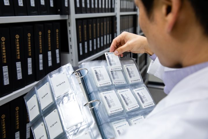 [세종=뉴시스] 축산물품질평가원에서는 DNA 동일성 검사를 위한 시료를 채취 및 접수하고 유전자 분석을 통한 이력 관리 업무를 수행하고 있다. (사진=축평원 제공) *재판매 및 DB 금지