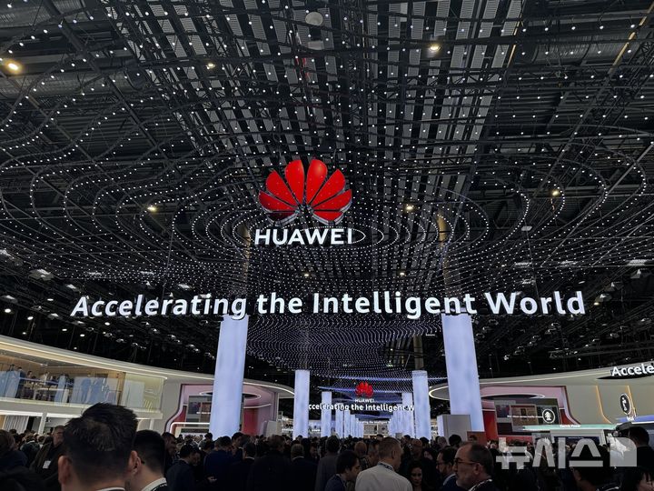 [바르셀로나(스페인)=뉴시스]28일(현지 시간) 마켓워치는 애널리스트 분석을 인용해 화웨이가 엔비디아와 직접 경쟁을 하게 될 가능성은 낮고, 이에 대한 시장 점유율 감소 우려는 과도하다고 보도했다. 사진은 MWC 2025 화웨이 부스 현장 모습. (사진=심지혜 기자)