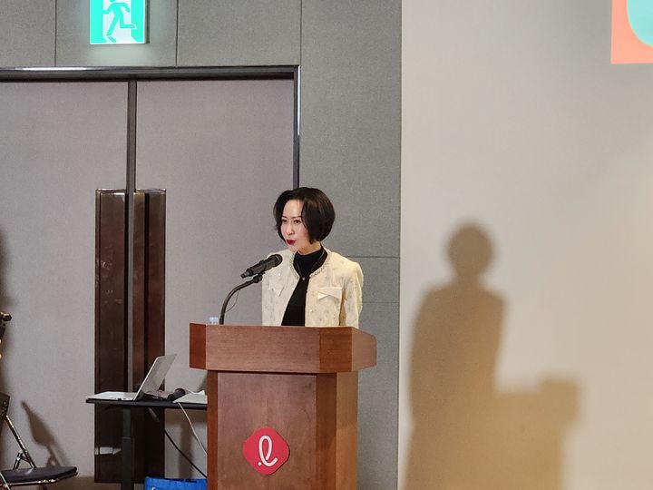 [서울=뉴시스] 이주혜 기자 = 5일 서울 송파구 롯데타워 신격호기념관에서 열린 '신격호 롯데 꿈! 드림(DREAM) 탈북민 지원 사업 전달식'에서 장혜선 롯데장학재단 이사장이 인사말을 하고 있다. 2025.03.05 *재판매 및 DB 금지