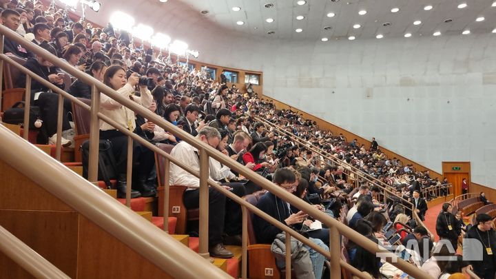 [베이징=뉴시스] 박정규 특파원 = 양회(兩會·전국인민대표대회와 전국인민정치협상회의) 이틀째인 5일 베이징 인민대회당에서 열린 제14기 전국인민대표대회(전인대) 제3차 회의 개막식에서 기자들이 현장을 취재하고 있다. 2025.03.05 pjk76@newsis.com