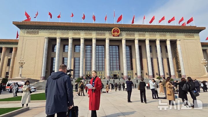 [베이징=뉴시스] 박정규 특파원 = 양회(兩會·전국인민대표대회와 전국인민정치협상회의) 이틀째인 5일 베이징 인민대회당에서 제14기 전국인민대표대회(전인대) 제3차 회의 개막식이 열렸다. 인민대회당 앞에서 취재 중인 기자들의 모습. 2025.03.05 pjk76@newsis.com