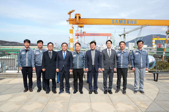[창원=뉴시스]민주당 경제상황점검단, 삼성중공업 방문.(사진=허성무 의원실 제공) 2025.03.05.photo@newsis.com *재판매 및 DB 금지