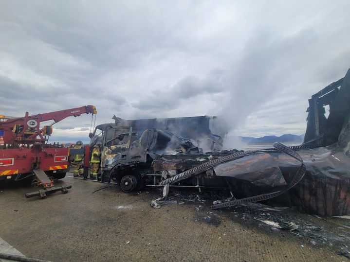[함안=뉴시스]함안 중부내륙고속도로서 화물차 추돌로 화재.(사진=경남소방본부 제공) 2025.03.05.photo@newsis.com *재판매 및 DB 금지