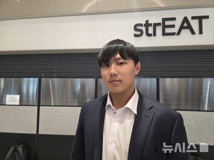 [인천공항=뉴시스] 김희준 기자 = 삼성 라이온즈의 배찬승이 일본 오키나와에서 진행된 2차 스프링캠프를 마치고 5일 인천공항을 통해 귀국한 뒤 인터뷰를 하고 있다. 2025.03.05jinxijun@newsis.com