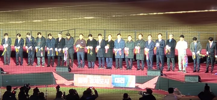 [대전=뉴시스]곽상훈 기자=5일 프로야구 한화이글스 대전구장인 '대전 한화생명 볼 파크' 개장식에서 관계자들이 테이프 커팅에 앞서 기념사진을 찍고 있다. 2025. 03. 05 kshoon0663@newsis.com *재판매 및 DB 금지