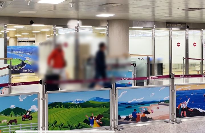 [제주=뉴시스] 로얄에어필리핀 전세기 탑승객들이 5일 오후 제주국제공항에 1층 입국장으로 나오고 있다. 탑승객 170여명은 지난 3일 여행을 마치고 귀국할 예정이었지만, 전세기를 놓쳐 이날 오후 대체편을 타고 제주에 도착했다. (사진=독자 제공) 2025.03.05. photo@newsis.com *재판매 및 DB 금지