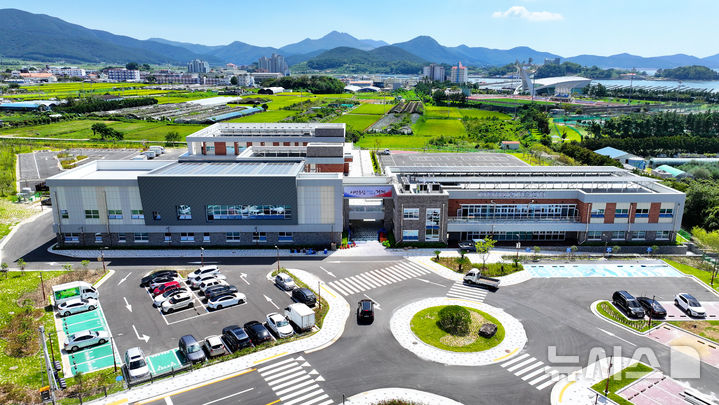 [거제=뉴시스] 신정철 기자= 거제시농업기술센터(소장 옥치덕)는 디지털 리터러시가 낮은 농업인도 스마트폰으로 쉽게 AI 기술을 익힐 수 있도록 ‘챗 GPT와 생성형 AI 활용’ 교육생을 모집한다고 5일 밝혔다.사진은 거제시농업기술센터 전경.(사진=뉴시스DB).2025.03.05. sin@newsis.com