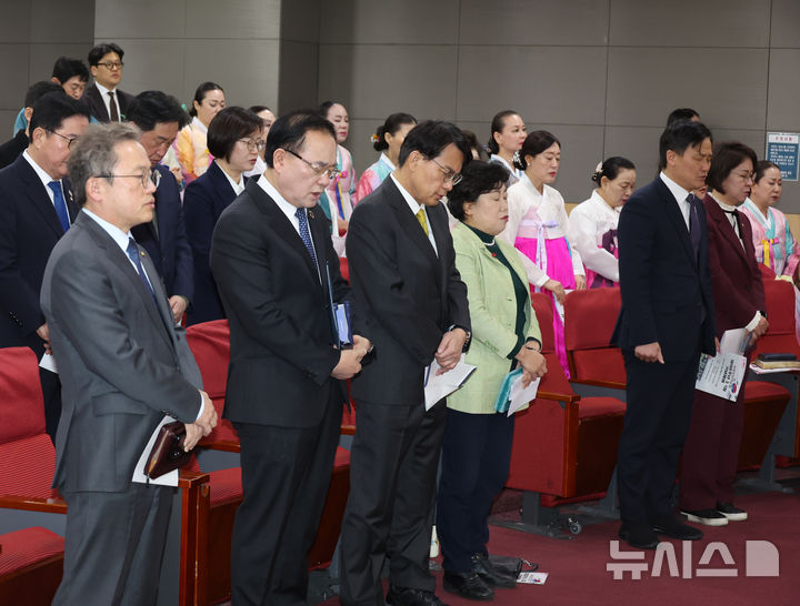 [서울=뉴시스] 고승민 기자 = 5일 서울 여의도 국회 의원회관에서 열린 국회조찬기도회 제106주년 3.1절 기념예배에서 윤상현 국민의힘 의원 등 참석 의원들이 찬송가를 부르고 있다. 2025.03.05. kkssmm99@newsis.com