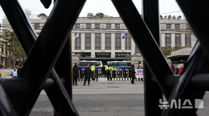 [서울=뉴시스] 이영환 기자 = 경찰이 헌법재판소의 윤석열 대통령 탄핵심판 선고 당일, 최고 수위 비상근무인 '갑호 비상'을 발령한다. 사진은 전날 오전 서울 종로구 헌법재판소 앞에서 경찰이 근무하고 있는 모습. 2025.03.05. 20hwan@newsis.com