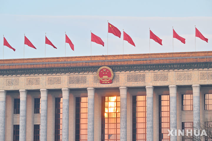 [베이징=신화/뉴시스] 중국 정부가 올해 경제 성장률 목표를 '5% 안팎'으로 설정했다. 전국인민대표대회(전인대) 개막식이 열리기 전 중국 베이징 인민대회당의 모습. 2025.03.05 