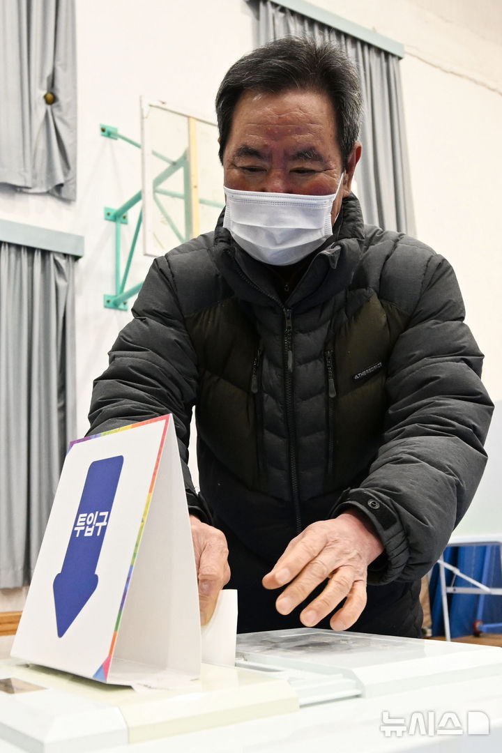 [광주=뉴시스] 이영주 기자 = 제1회 전국 동시 새마을금고 이사장 선거가 치러지는 5일 오전 광주 서구 양동초등학교에서 한 유권자가 투표함에 투표지를 넣고 있다. 2025.03.05. leeyj2578@newsis.com