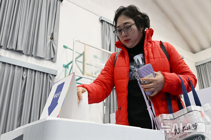 [광주=뉴시스] 이영주 기자 = 제1회 전국 동시 새마을금고 이사장 선거가 치러지는 5일 오전 광주 서구 양동초등학교에서 한 유권자가 투표함에 투표지를 넣고 있다. 2025.03.05. leeyj2578@newsis.com