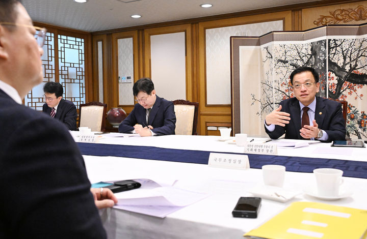 [서울=뉴시스] 최진석 기자 = 최상목 대통령 권한대행 부총리 겸 기획재정부 장관이 5일 서울 종로구 정부서울청사에서 열린 대외경제현안간담회에서 발언하고 있다. (사진=기획재정부 제공) 2025.03.05. photo@newsis.com *재판매 및 DB 금지