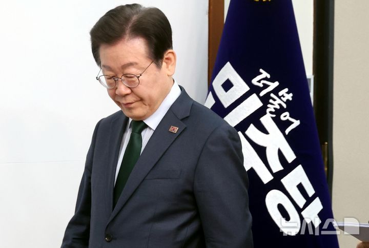 [서울=뉴시스] 조성봉 기자= 이재명 더불어민주당 대표가 지난 5일 오전 서울 여의도 국회에서 열린 최고위원회의에 참석하고 있다. 2025.03.05. suncho21@newsis.com
