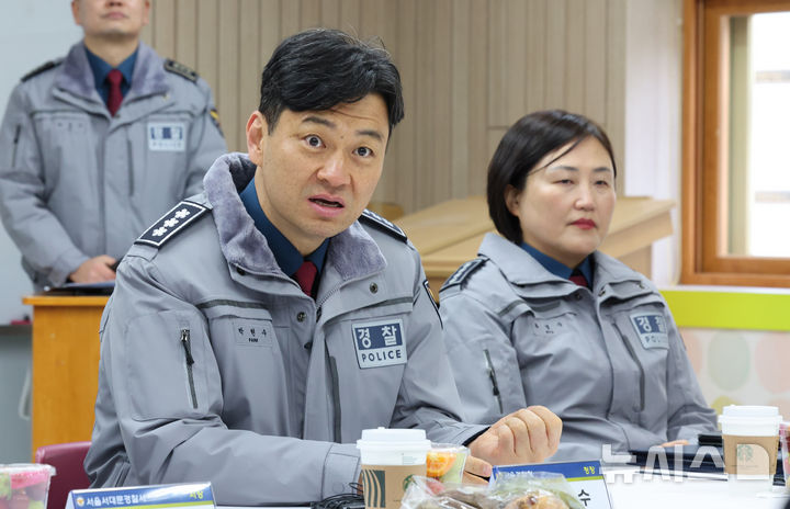 [서울=뉴시스] 김금보 기자 = 박현수 서울경찰청장 직무대리가 5일 서울 서대문구 고은초등학교에서 열린 서울경찰청, 서울시교육청, 한국도로교통공단 등이 참석한 유관기관 간담회에서 발언하고 있다. 2025.03.05. kgb@newsis.com