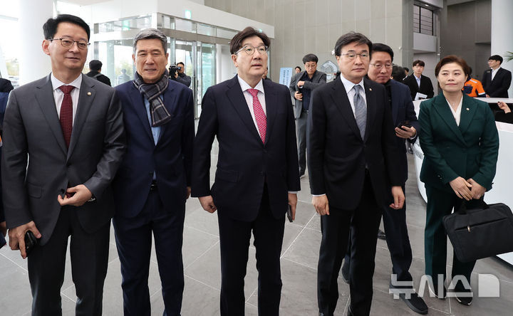 [포항=뉴시스] 이무열 기자 = 권성동 국민의힘 원내대표가 5일 경북 포항시 포스코 파크(Park)1538 홍보관을 방문하고 있다. 2025.03.05. lmy@newsis.com