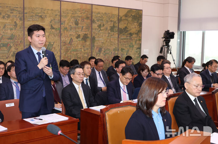 [서울=뉴시스] 고승민 기자 = 유승민 대한체육회장이 5일 서울 여의도 국회에서 열린 제423회 국회(임시회) 문화체육관광위원회 제1차 전체회의에서 인사말을 하고 있다. 2025.03.05. kkssmm99@newsis.com