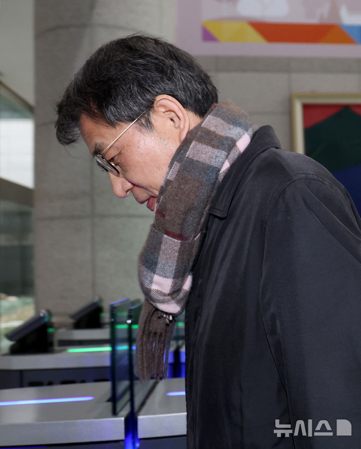 [과천=뉴시스] 김진아 기자 = 노태악 중앙선거관리위원회 위원장이 5일 경기 과천 중앙선관위로 들어서고 있다. 선관위는 고위직 자녀 채용 비리로 논란이 일고 있다. 2025.03.05. bluesoda@newsis.com