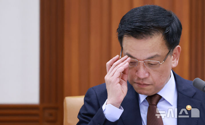 [서울=뉴시스] 조수정 기자 = 최상목 대통령 권한대행 부총리 겸 기획재정부 장관이 5일 정부서울청사에서 열린 '국정현안관계장관회의 겸 경제관계장관회의 겸 산업경쟁력강화관계장관회의'를 주재하며 안경을 고쳐쓰고 있다. (대통령실통신사진기자단) 2025.03.05. chocrystal@newsis.com