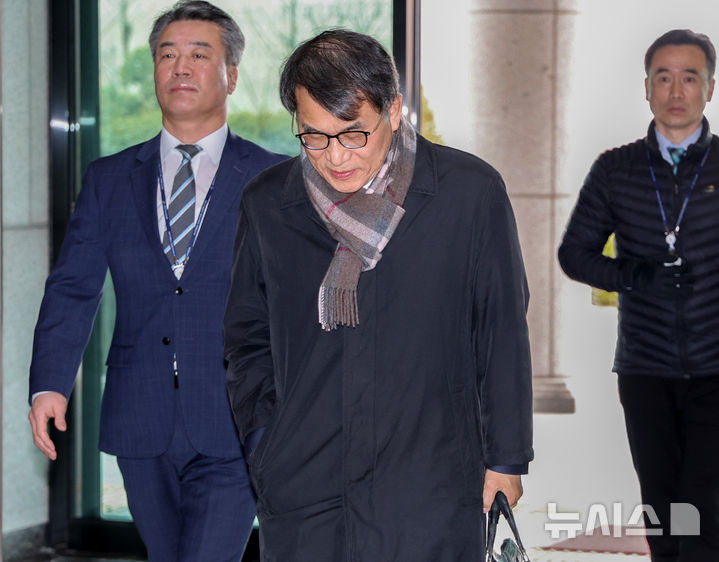 [과천=뉴시스] 김진아 기자 = 노태악 중앙선거관리위원회 위원장이 5일 경기 과천 중앙선관위로 들어서고 있다. 선관위는 고위직 자녀 채용 비리로 논란이 일고 있다. 2025.03.05. bluesoda@newsis.com