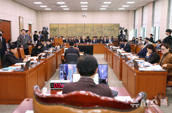 [서울=뉴시스] 고승민 기자 = 전재수 국회 문체위원장이 5일 서울 여의도 국회에서 열린 제423회 국회(임시회) 문화체육관광위원회 제1차 전체회의를 주재하고 있다. 2025.03.05. kkssmm99@newsis.com