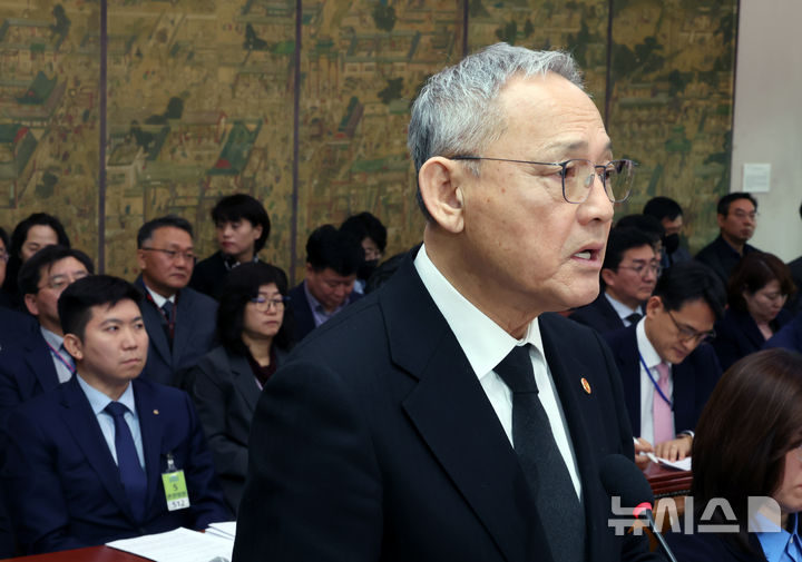 [서울=뉴시스] 고승민 기자 = 유인촌 문화체육관광부 장관이 5일 서울 여의도 국회에서 열린 제423회 국회(임시회) 문화체육관광위원회 제1차 전체회의에서 안건 관련 발언을 하고 있다. 2025.03.05. kkssmm99@newsis.com