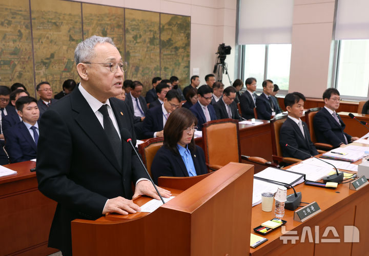 [서울=뉴시스] 고승민 기자 = 유인촌 문화체육관광부 장관이 5일 서울 여의도 국회에서 열린 제423회 국회(임시회) 문화체육관광위원회 제1차 전체회의에서 안건 관련 발언을 하고 있다. 2025.03.05. kkssmm99@newsis.com